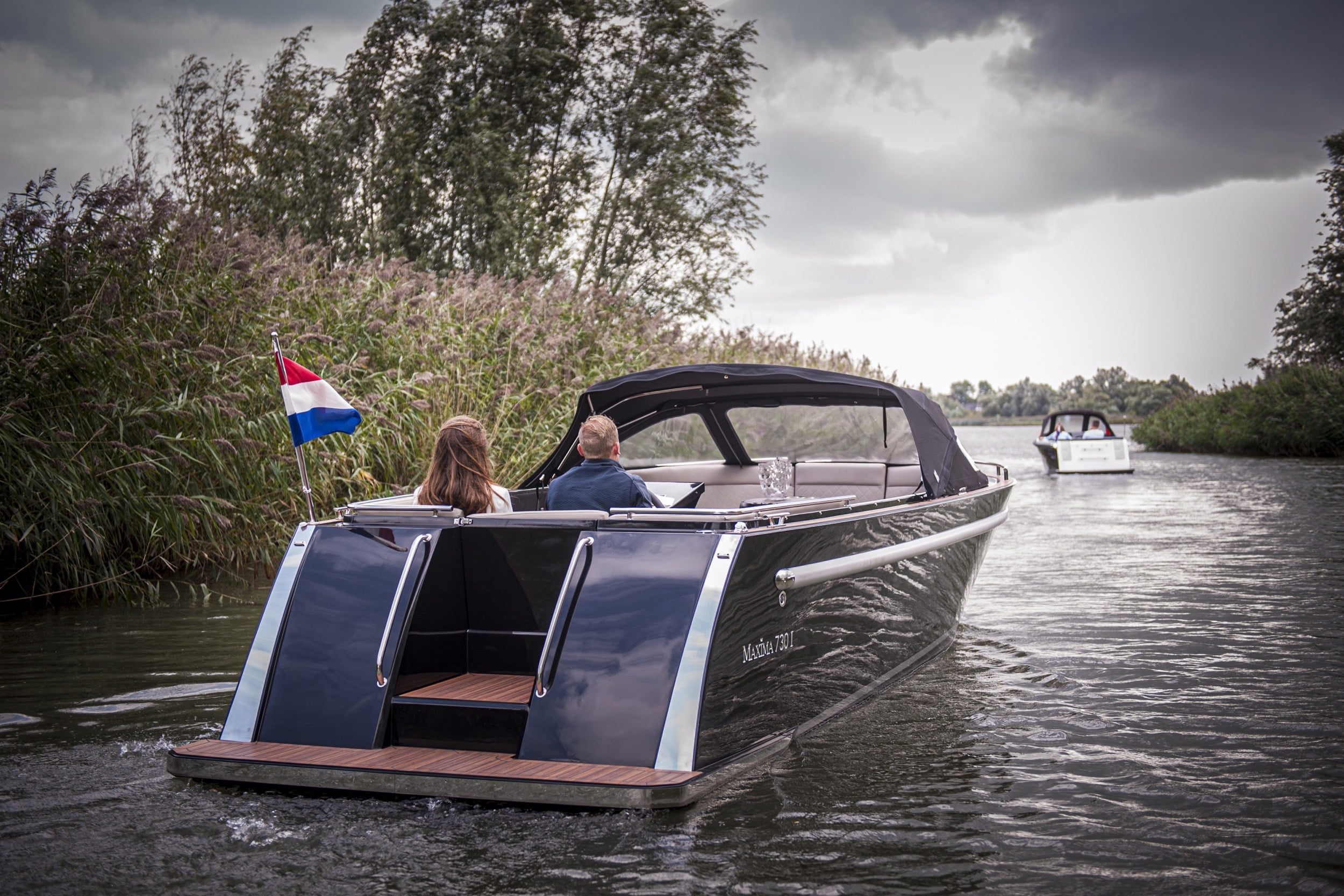 Samen varen in een Maxima sloep op een Nederlandse vaart