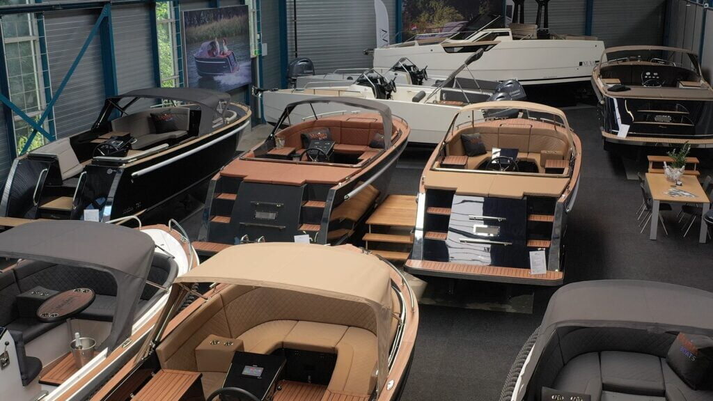 De botenshowroom van Brinks Watersport in Nijkerk